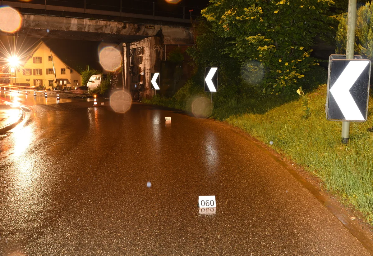 Unter anderem diese Kurve gilt in Wald als besonders unübersichtlich und ist für kleine Kinder auf dem Schulweg ziemlich gefährlich. (Archiv) Eine kurvenreiche Strasse bei Nacht, wo sich ein Unfall ereignete und Markierungen auf der Strasse liegen.